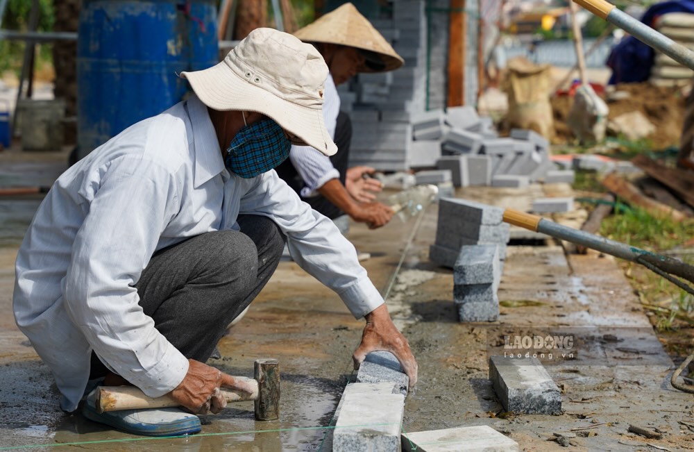 Ghi nhan cua PV ngay 16.6, sau khi duoc bo tri von, don vi thi cong da to chuc luc luong cong nhan tiep tuc thi cong du an duong di bo ven song Nhu Y.
