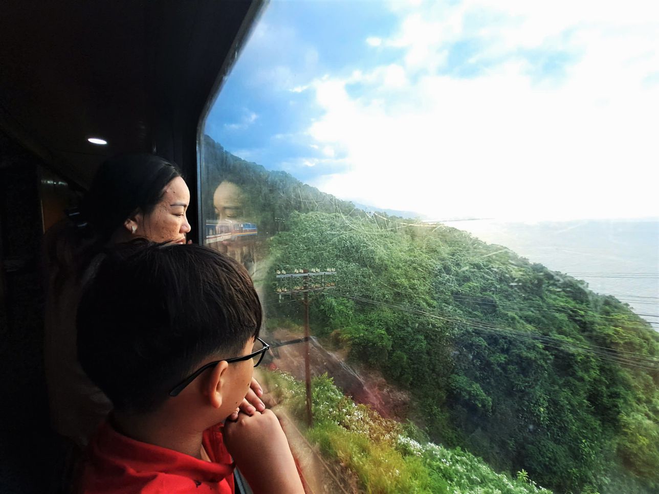 Hanh khach ngam canh o doan deo Hai Van tren chuyen tau xuyen Viet. Anh: Huong Chi