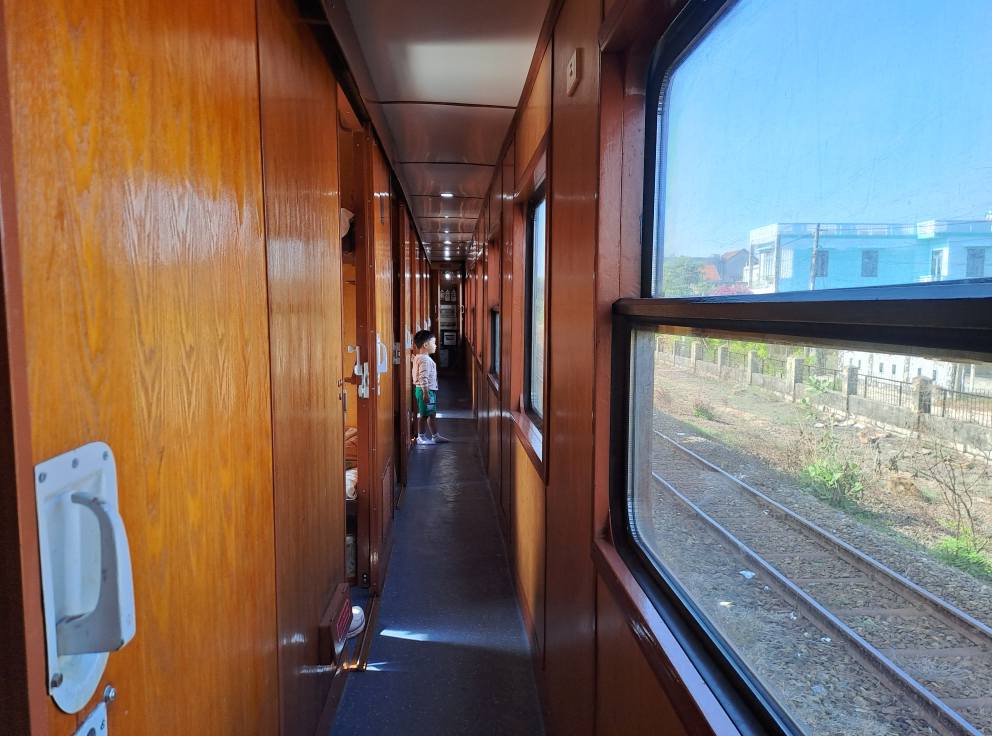 Hanh khach tren chuyen tau SE12 di tu ga Sai Gon den ga Ha Noi hoi thang 6. Anh: Huong Chi