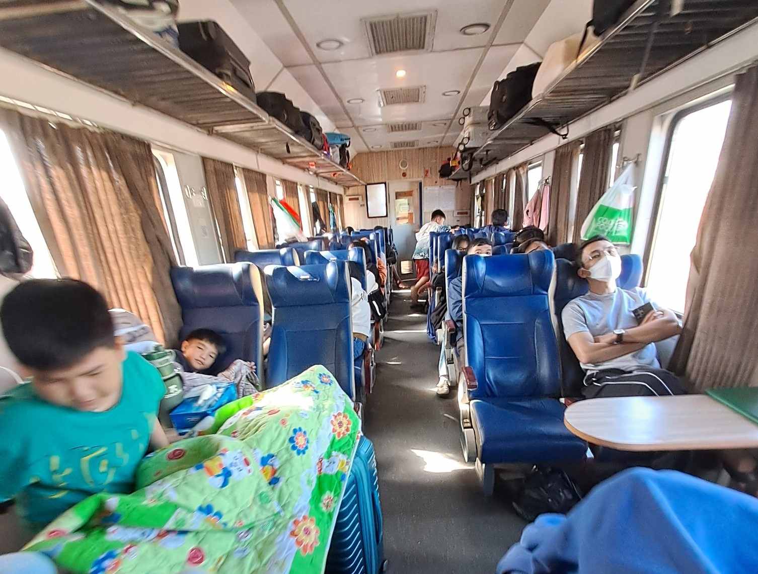 Toa ghe ngoi mem dieu hoa tren tau Thong Nhat. Anh: Huong Chi