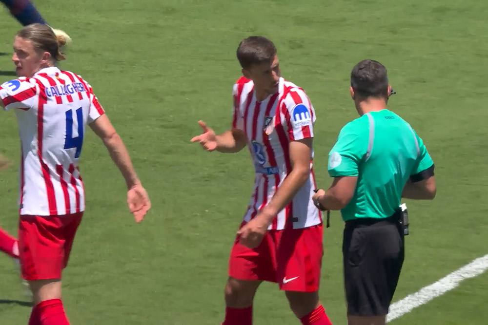 Los jugadores del Atletico de Madrid no estan satisfechos con el arbitro despues de una derrota de 0-4 ante el PSG. Foto: Corte del video
