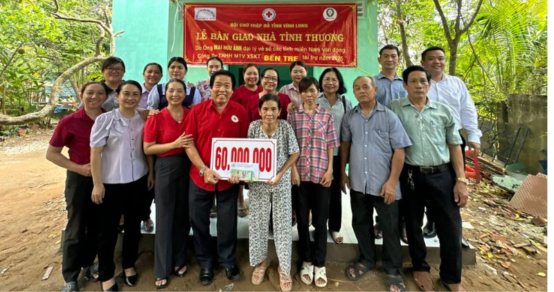 Quang cảnh lễ bàn giao nhà tình thương do Hội Chữ thập đỏ tỉnh Vĩnh Long phối hợp cùng các nhà tài trợ tổ chức. Ảnh: Hoàng Lộc