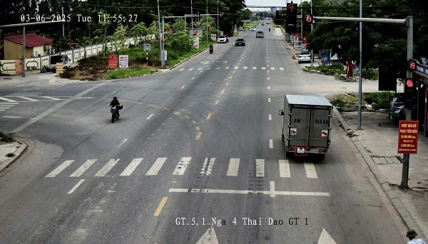 Los autos pasaron la luz roja en Thai Dao Crossroads, distrito de Lang Giang, provincia de Bac Giang. Foto: Policia de Bac Giang