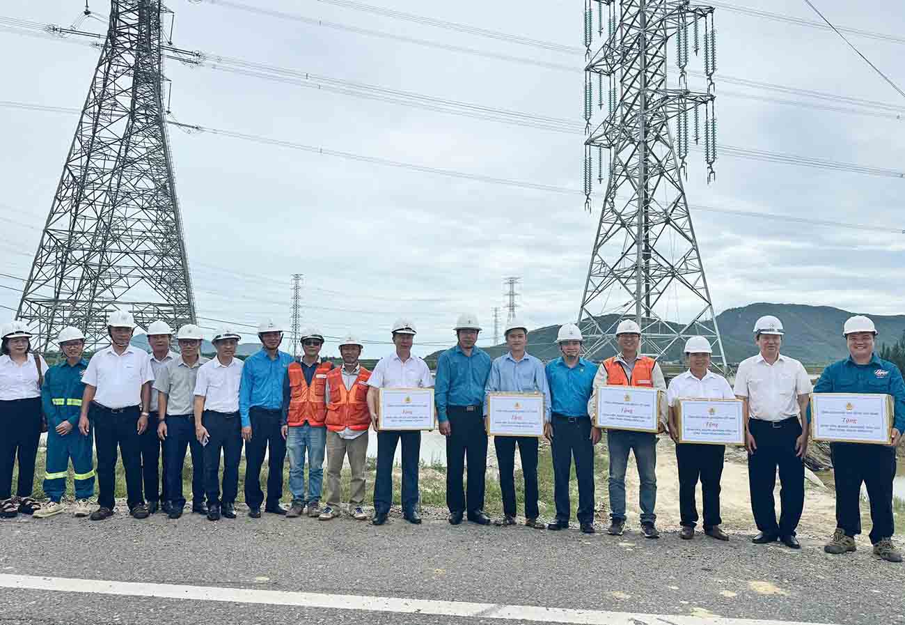 Ông Nguyễn Xuân Hùng - Phó Chủ tịch Tổng LĐLĐ Việt Nam tặng quà cho cán bộ, công nhân viên trên công trường Trạm biến áp 220kV Vũng Áng và đấu nối. Ảnh: Xuân Tuấn.
