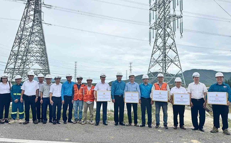 Mr. Nguyen Xuan Hung - Vice President of the Vietnam General Confederation of Labor presented gifts to officers and employees at the construction site of the 220kV Vung Ang Transformer Station and connecting. Photo: Xuan Tuan.