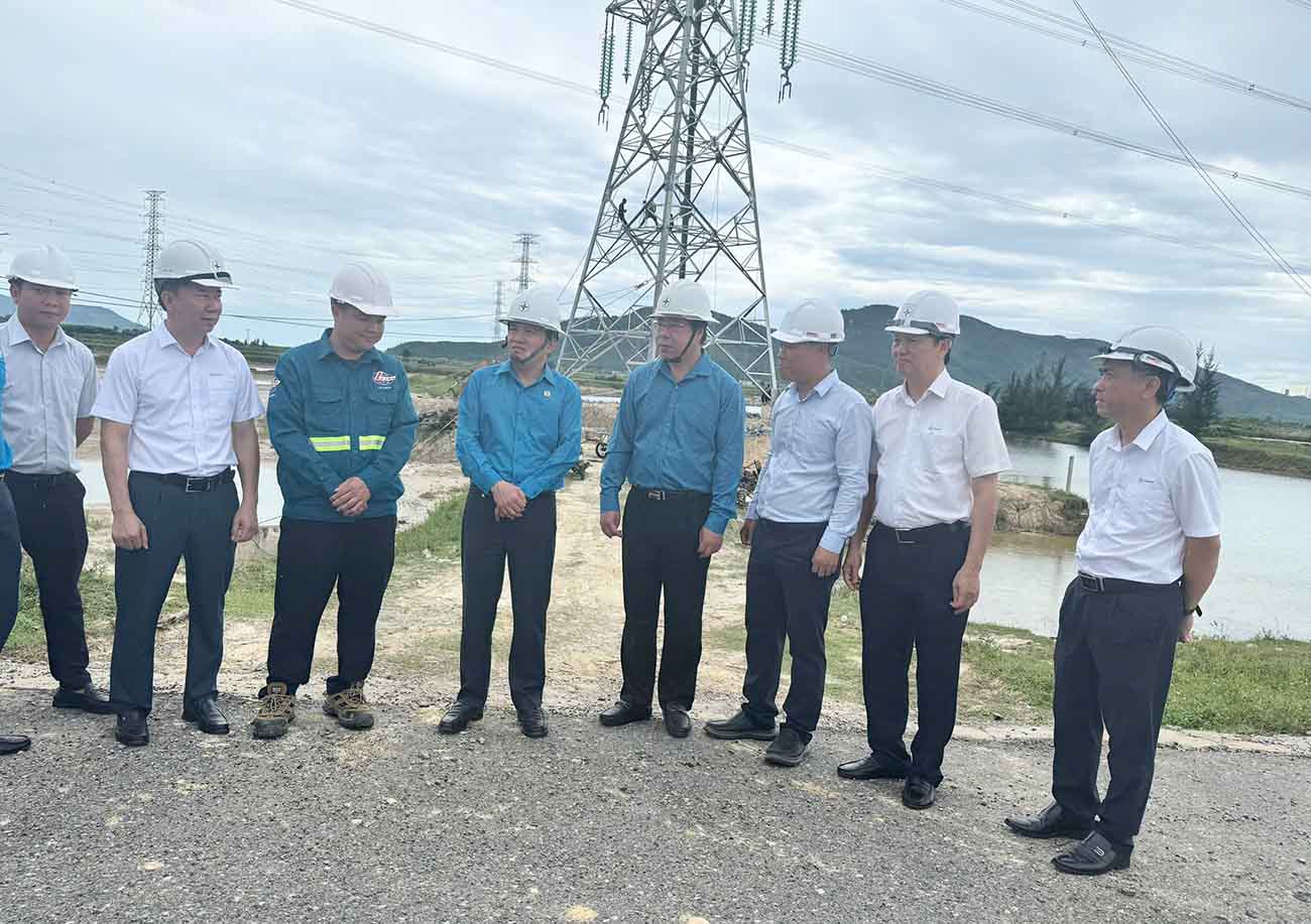 Ong Nguyen Xuan Hung – Pho Chu tich Tong LDLD Viet Nam lang nghe chia se va dong vien can bo, cong nhan vien tren cong truong Tram bien ap 220kV Vung Ang va dau noi. Anh: Xuan Tuan.