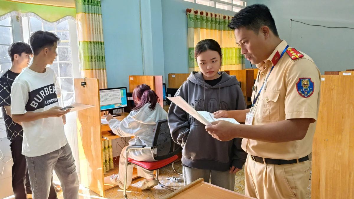 CSGT kiem tra, doi chieu cac loai giay to cua thi sinh truoc khi vao thi ly thuyet. Anh: Pham Duy