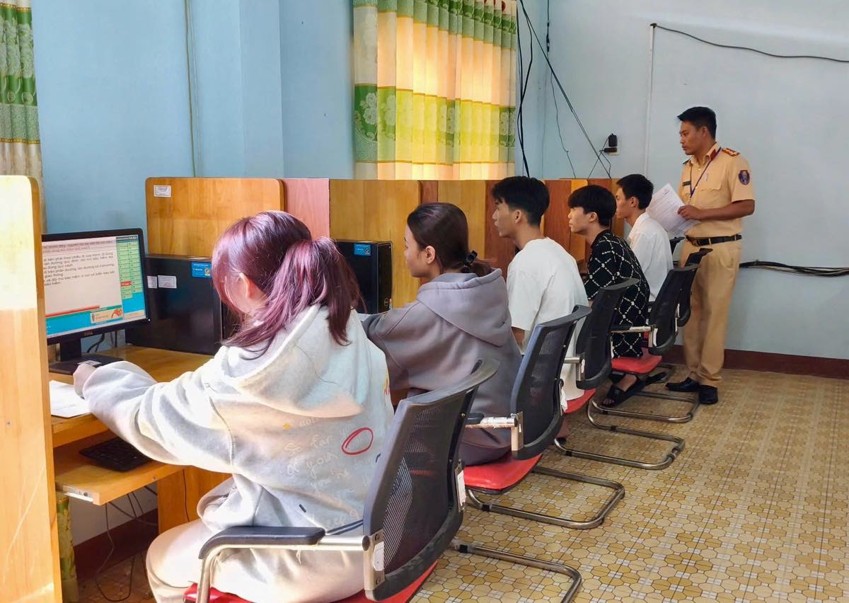 Cac thi sinh thi tren may tinh va duoc cham diem tu dong. Anh: Pham Duy
