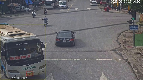 El automovil invadio el carril, aplasto la linea de carretera QL37, distrito de Hiep Hoa, provincia de Bac Giang. Foto: Policia de Bac Giang