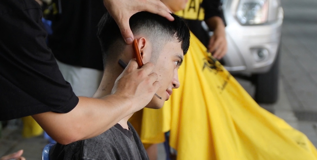 No solo el corte de pelo, este es un lugar para compartir la carga con los estudiantes de Hanoi. Foto: Nguyen Linh