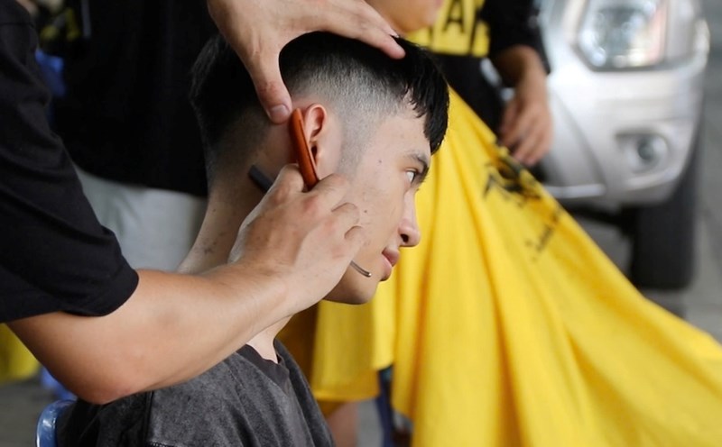 Not only haircuts, this is a place to share the burden with Hanoi students. Photo: Nguyen Linh