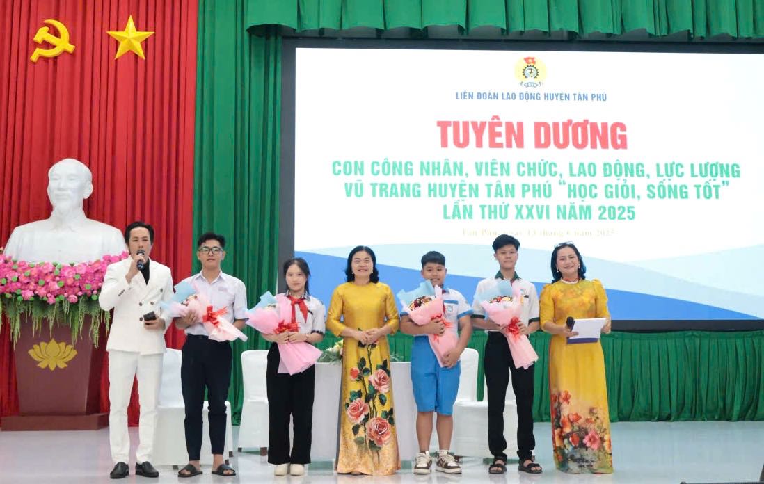 Elogie 310 niños, funcionarios, trabajadores, fuerzas armadas para estudiar bien y vivir bien en el distrito de Tan Phu. Foto: Federacion Laboral del distrito de Tan Phu
