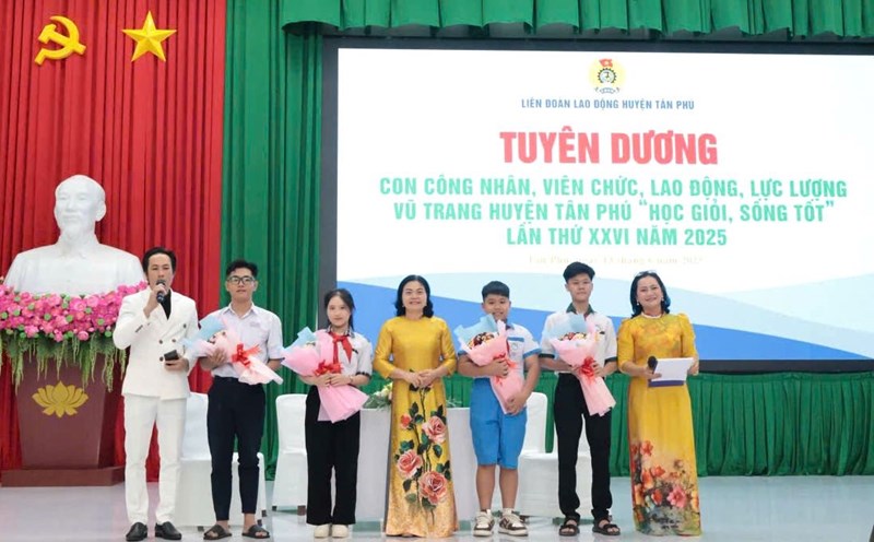 Honoring 310 children of workers, civil servants, laborers, armed forces who are good at studying and living well in Tan Phu district. Photo: Tan Phu District Labor Federation