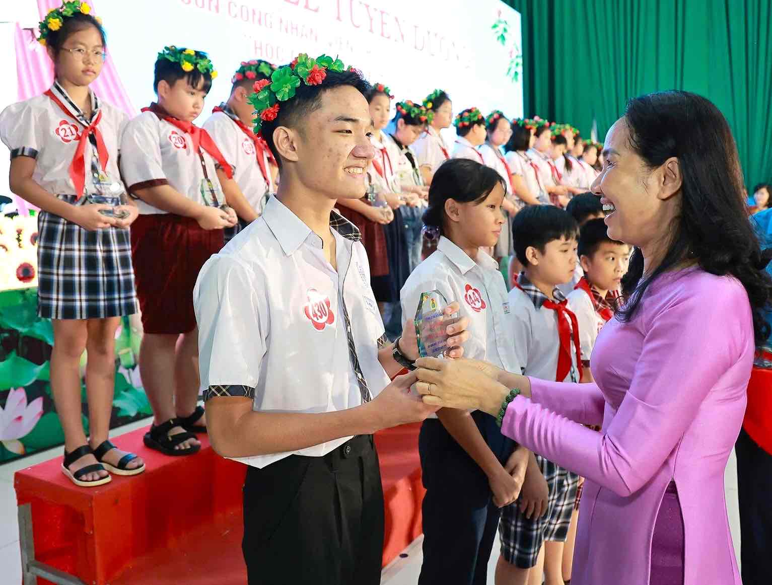 Tuyên dương 535 con công nhân, viên chức, lao động, lực lượng vũ trang tại huyện Trảng Bom. Ảnh: LĐLĐ huyện Trảng Bom
