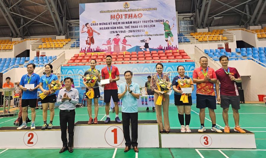 Los lideres del Departamento de Cultura, Deportes y Turismo de la Provincia otorgaron los premios a los Atletas en el Festival Deportivo. Foto: Han Nguyen