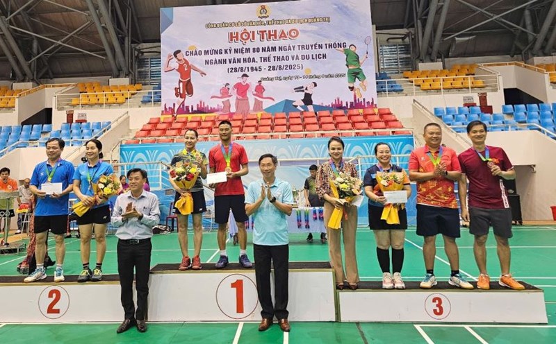 Leaders of the provincial Department of Culture, Sports and Tourism presented awards to the winning athletes at the sports festival. Photo: Han Nguyen
