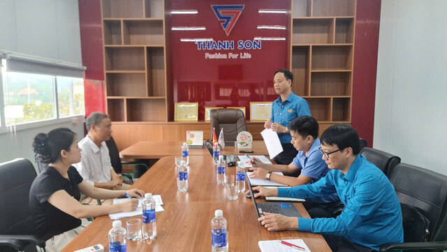 The Hoa Binh Provincial Federation of Labor supervises the implementation of policies at Thanh Son Company. Photo: Hoa Binh Provincial Federation of Labor