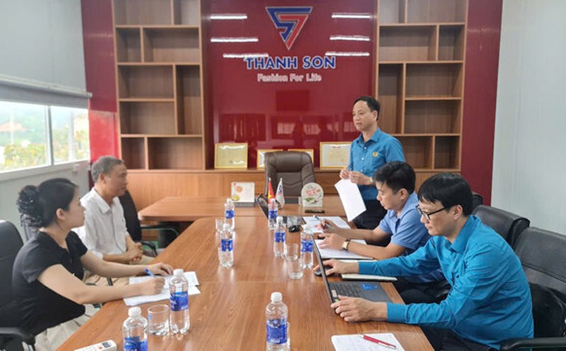 The Hoa Binh Provincial Federation of Labor supervises the implementation of policies at Thanh Son Company. Photo: Hoa Binh Provincial Federation of Labor