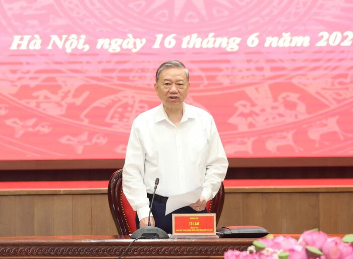 Tong Bi thu To Lam chu tri cuoc lam viec voi Ban Thuong vu Thanh uy Ha Noi. Anh: Thanh Hai