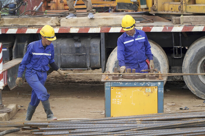 Construccion de articulos del puente en Hoang Sa - Doc Soi Seccion de proyecto Road Passing Binh Duong Commune, Binh Son District, Provincia de Quang Ngai. Foto: Vien Nguyen
