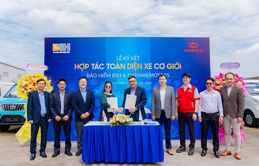 Dai dien Bao hiem BSH & Dai dien Daehan Motors ki ket hop tac toan dien xe co gioi. Anh: BSH & Daehan Motors