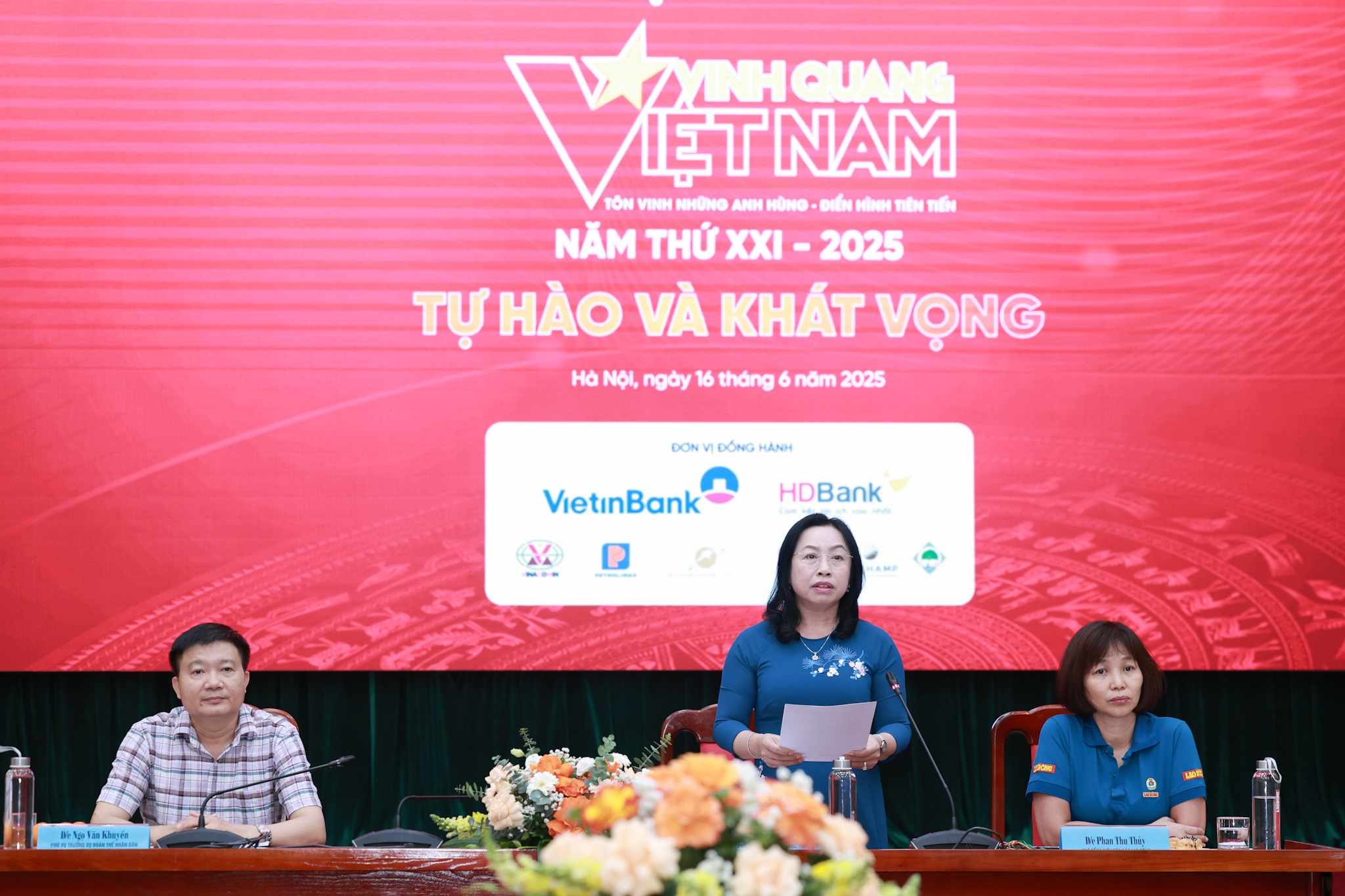 Ba Thai Thu Xuong - Pho Chu tich Thuong truc Tong Lien doan Lao dong Viet Nam (LDLDVN) chu tri buoi hop bao. Anh: Hai Nguyen