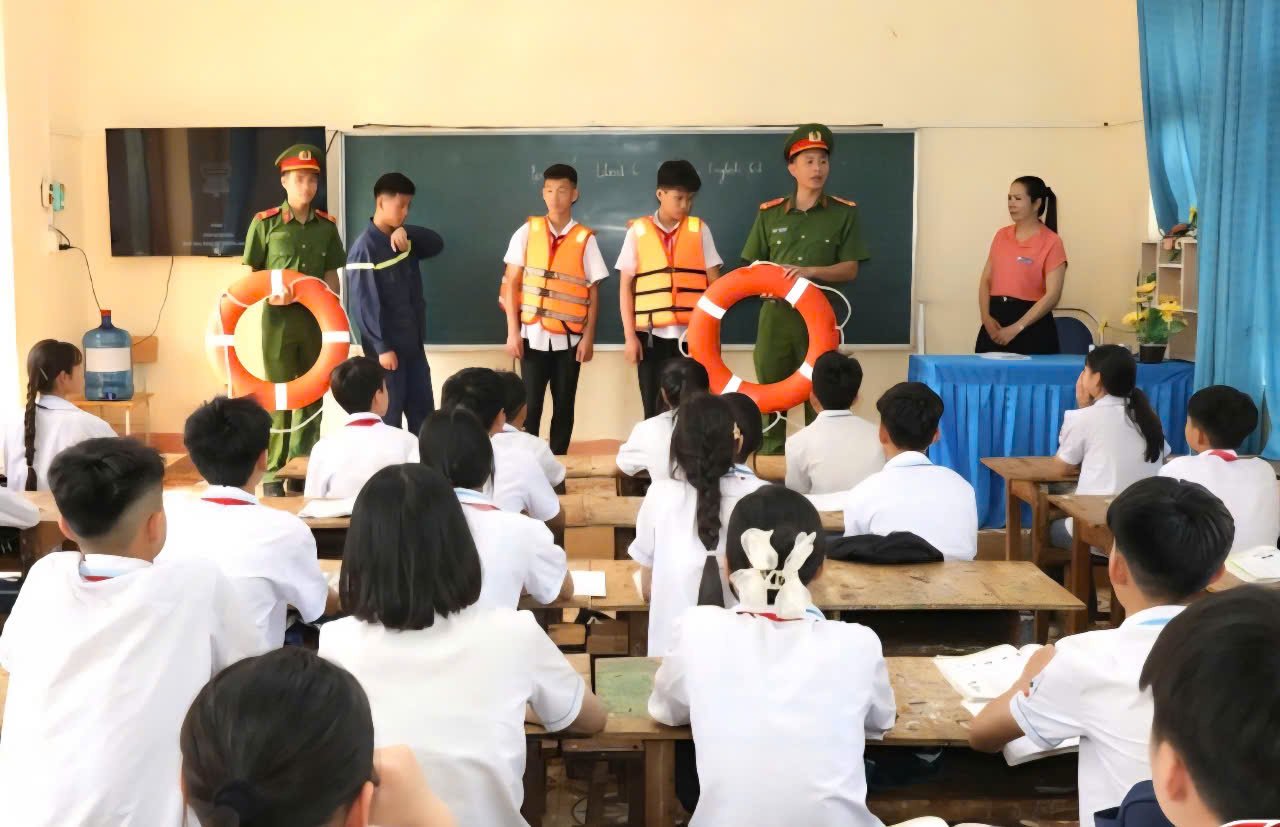 Son La Provincial Police force guides students on drowning prevention skills. Photo: Son La Police