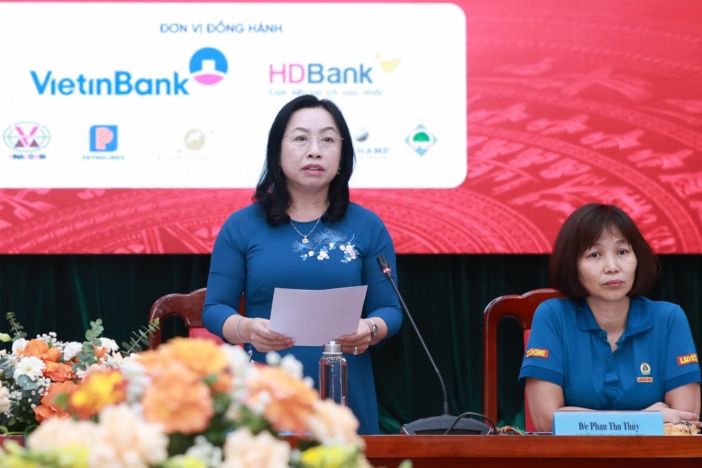 Ms. Thai Thu Xuong - Permanent Vice President of the Vietnam General Confederation of Labor, Chairwoman of the Voting Council of the Vietnam Glory Program 2025 - spoke at the press conference. Photo: Hai Nguyen