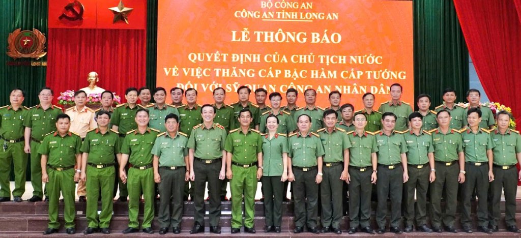 Dang uy, Ban Giam doc Cong an tinh Long An va dai dien lanh dao Cong an cac don vi nghiep vu Cong an tinh chuc mung va chup anh luu niem cung Thieu tuong Lam Minh Hong. Anh: Cong an tinh Long An
