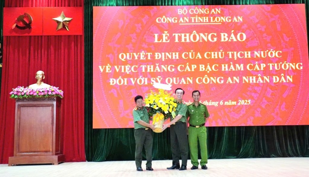 Dang uy, Ban Giam doc Cong an tinh Long An tang hoa chuc mung Thieu tuong Lam Minh Hong. Anh: Cong an tinh Long An