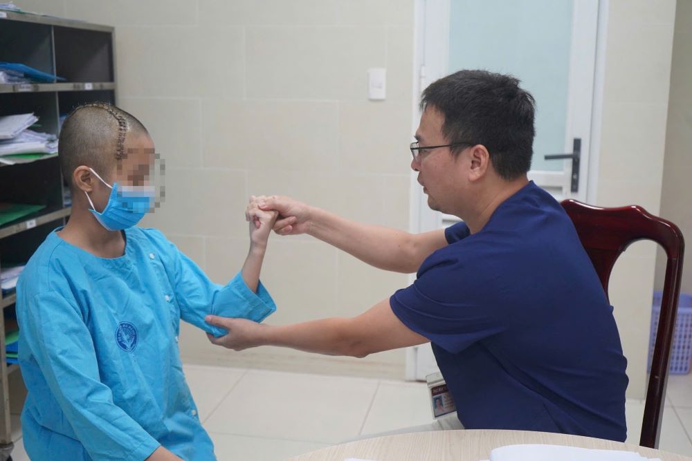 After surgery, the patient in Da Nang recovered well, was alert, had almost normal quadriplegia and was discharged from the hospital. Photo: Da Nang Hospital