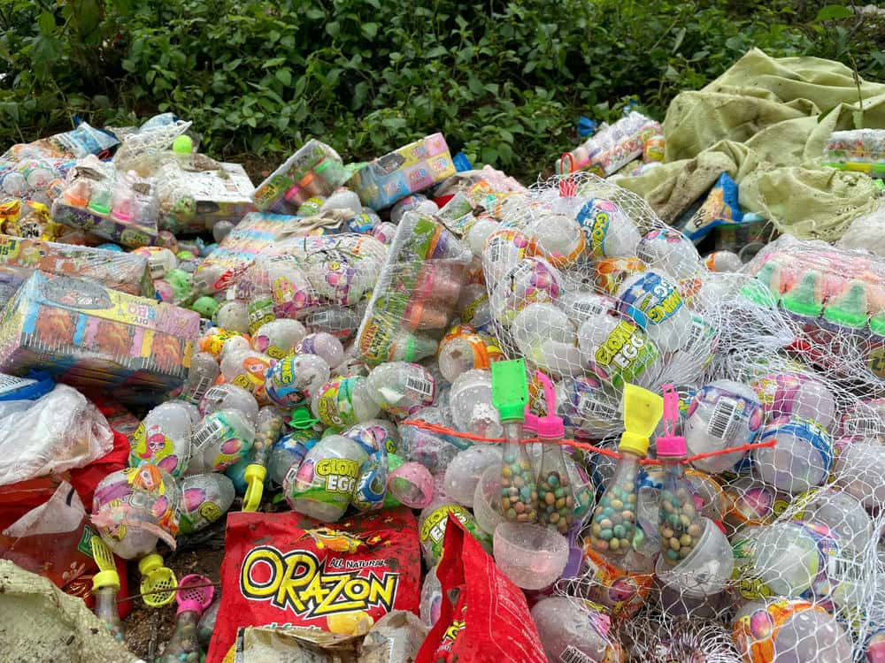 Muchos dulces, leche falsa, mala calidad se prueban y tratan para evitar afectar la salud de los consumidores en Gia Lai. Foto: Thanh Tuan