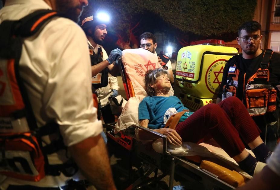 Una persona herida despues de los ataques de Iran en Bat Yam, Israel, 15 de junio de 2025. Foto: Xinhua