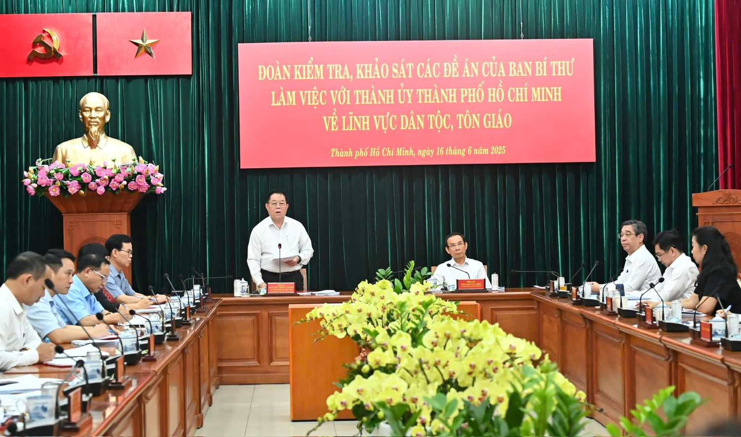 Head of the Central Propaganda and Mass Mobilization Commission Nguyen Trong Nghia spoke at the meeting with the Ho Chi Minh City Party Committee. Photo: Viet Dung