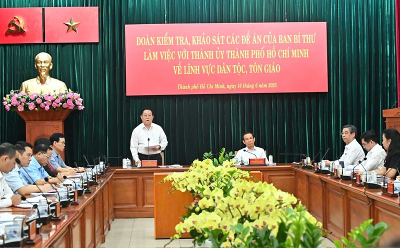 Head of the Central Propaganda and Mass Mobilization Commission Nguyen Trong Nghia spoke at the meeting with the Ho Chi Minh City Party Committee. Photo: Viet Dung