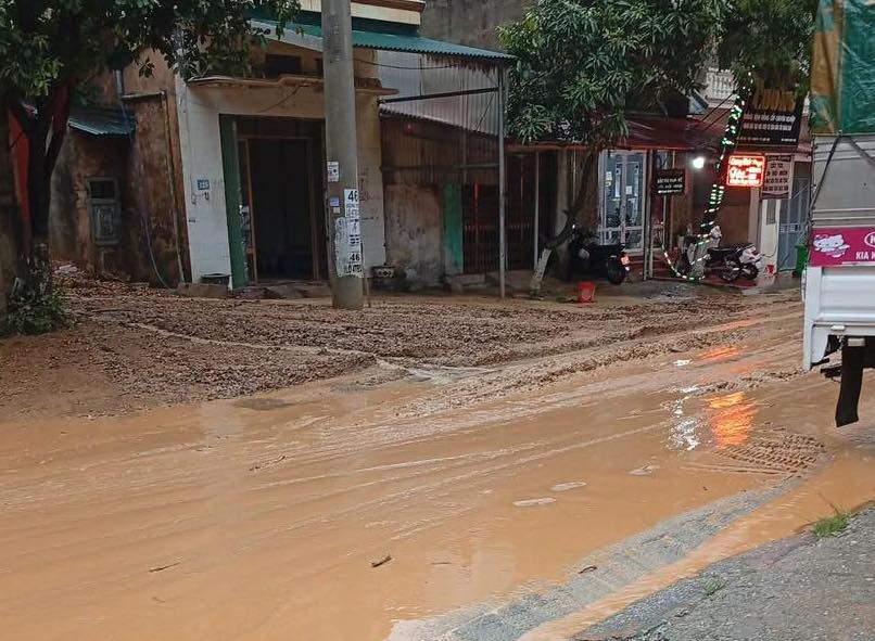 O nhieu khu vuc, nuoc tran xuong duong gay kho khan trong di chuyen cua nguoi dan. Anh: Nguoi dan cung cap