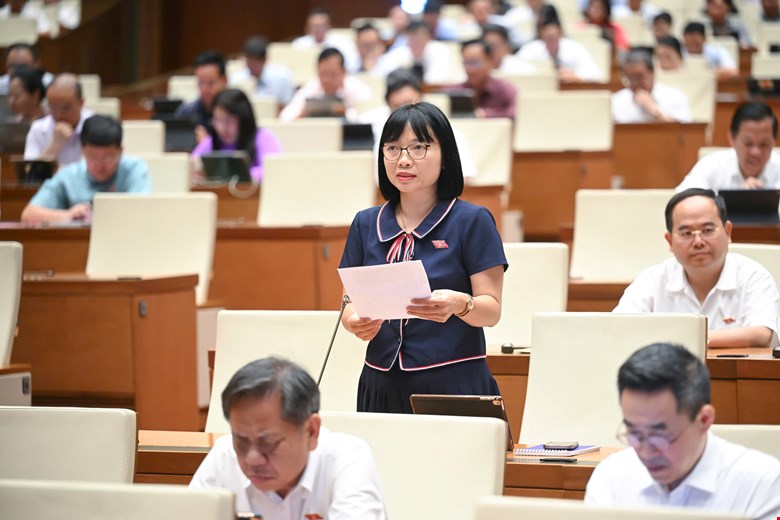 Delegate Nguyen Thi Viet Nga proposed exempting tuition fees for private students through schools instead of students. Photo: Quochoi.vn