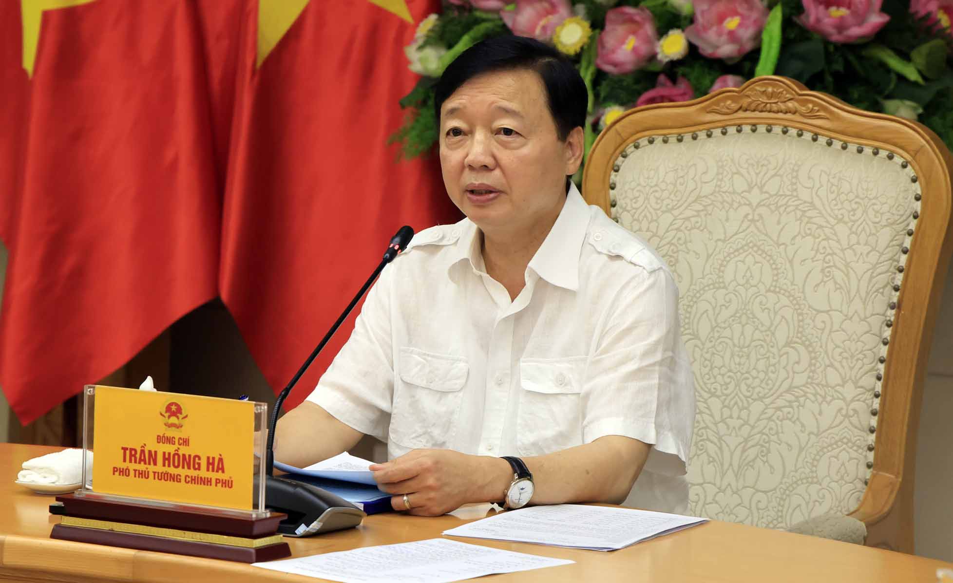 El viceprimer ministro Tran Hong Ha dijo que es necesario mejorar la capacidad de gestion, "allanar el camino" para que la industria de la aviacion desarrolle modernas e integradas. Foto: VGP/Minh Khoi