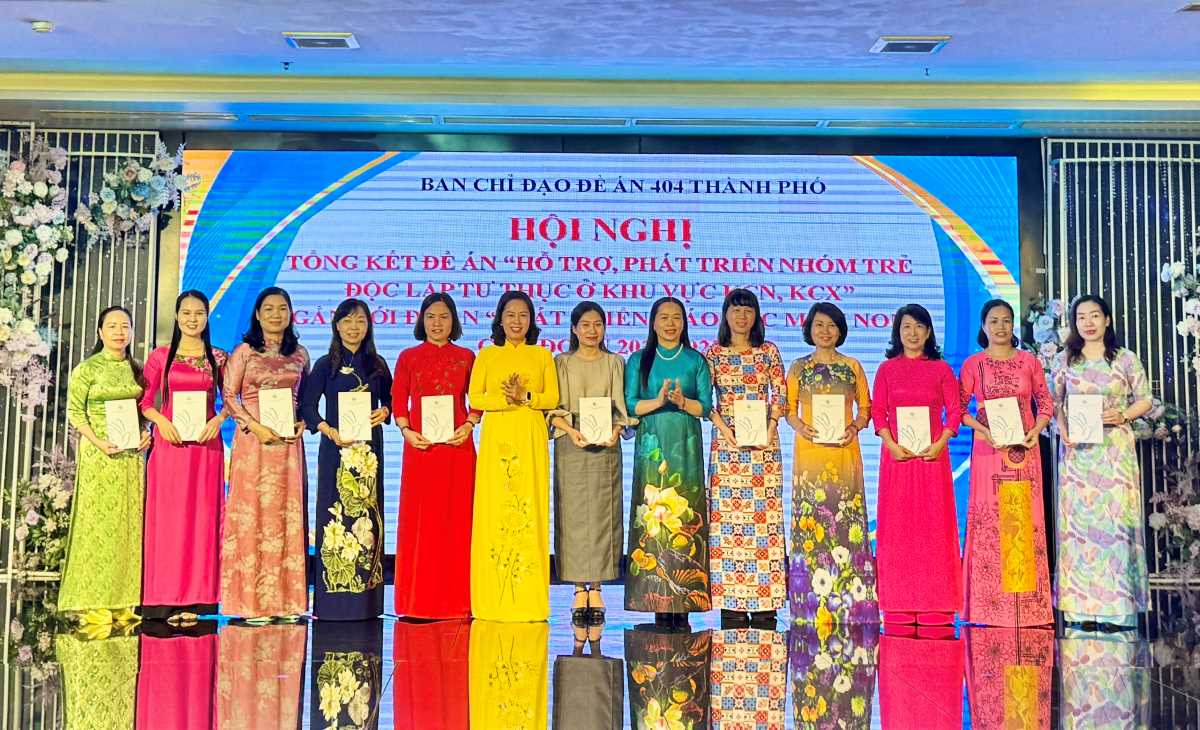 La Union de Mujeres de Hai Phong elogio a muchos colectivos e individuos con excelentes logros. Foto: Tu anh