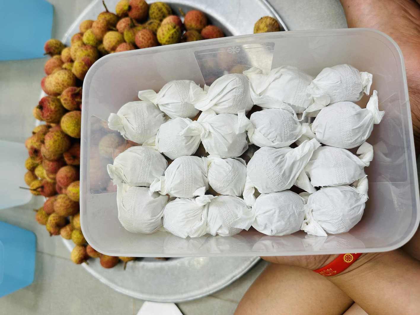 No need for a freezer, fabric is still fresh thanks to the super- easy "candy package" tips. Photo: Character provided