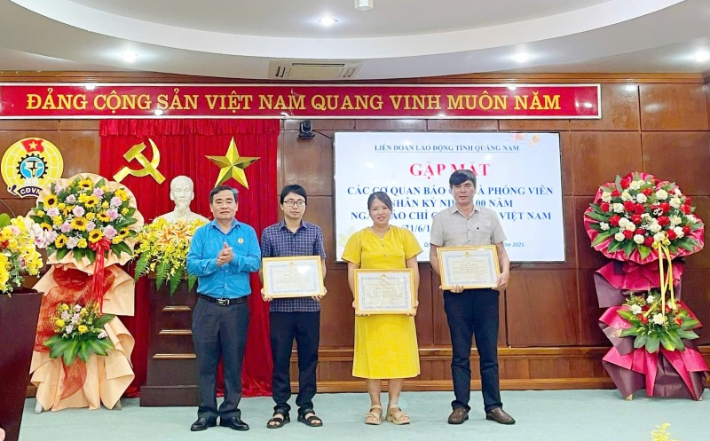 LDLD Quang Nam tang Bang khen cho 1 tap the va 2 ca nhan co nhieu thanh tich tuyen truyen cac hoat dong Cong doan thoi gian qua. Anh: Hoang Bin