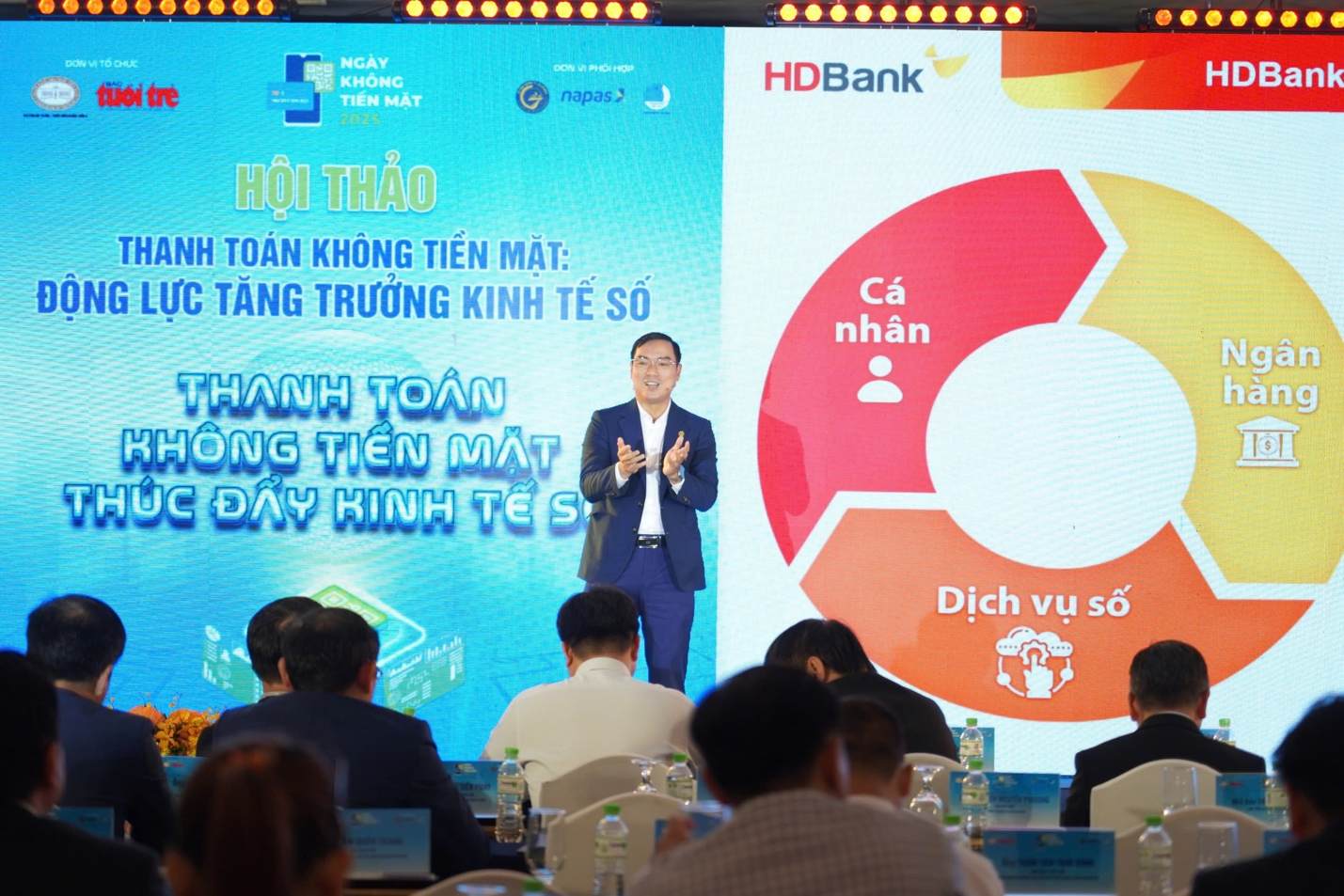 Theo chia se cua ong Dam The Thai - Pho Tong Giam doc HDBank tai hoi thao, so hoa tai HDBank la mot hanh trinh nhan van, noi tung san pham duoc thiet ke tu goc nhin cua cuoc song, tung trai nghiem duoc kiem chung boi cam xuc nguoi dung. Anh: HDBank