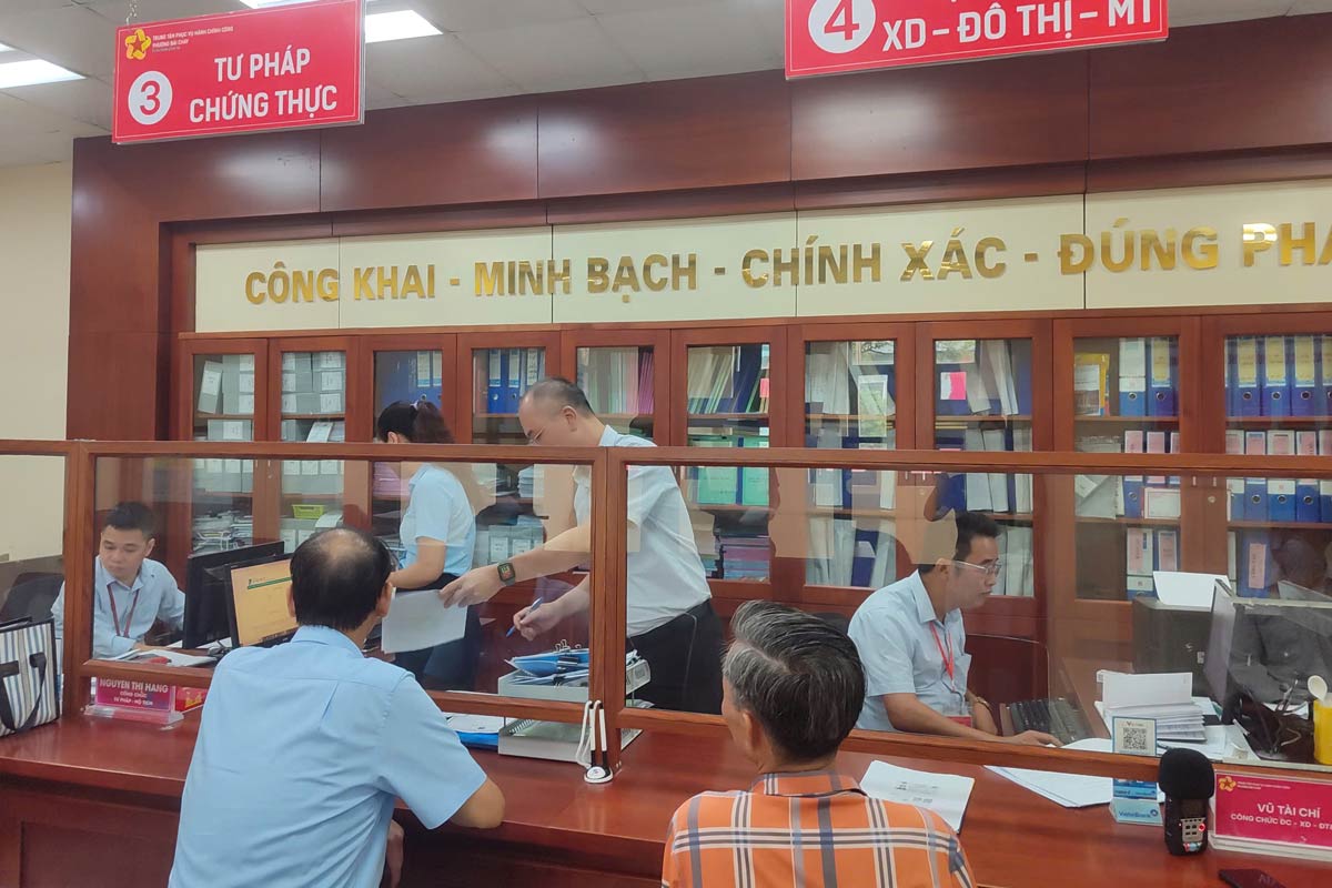 Trong qua trinh chay thu nghiem, da tiep nhan nhieu luot cong dan cua phuong Hung Thang den lam thu tuc. Anh: Dieu Hoang