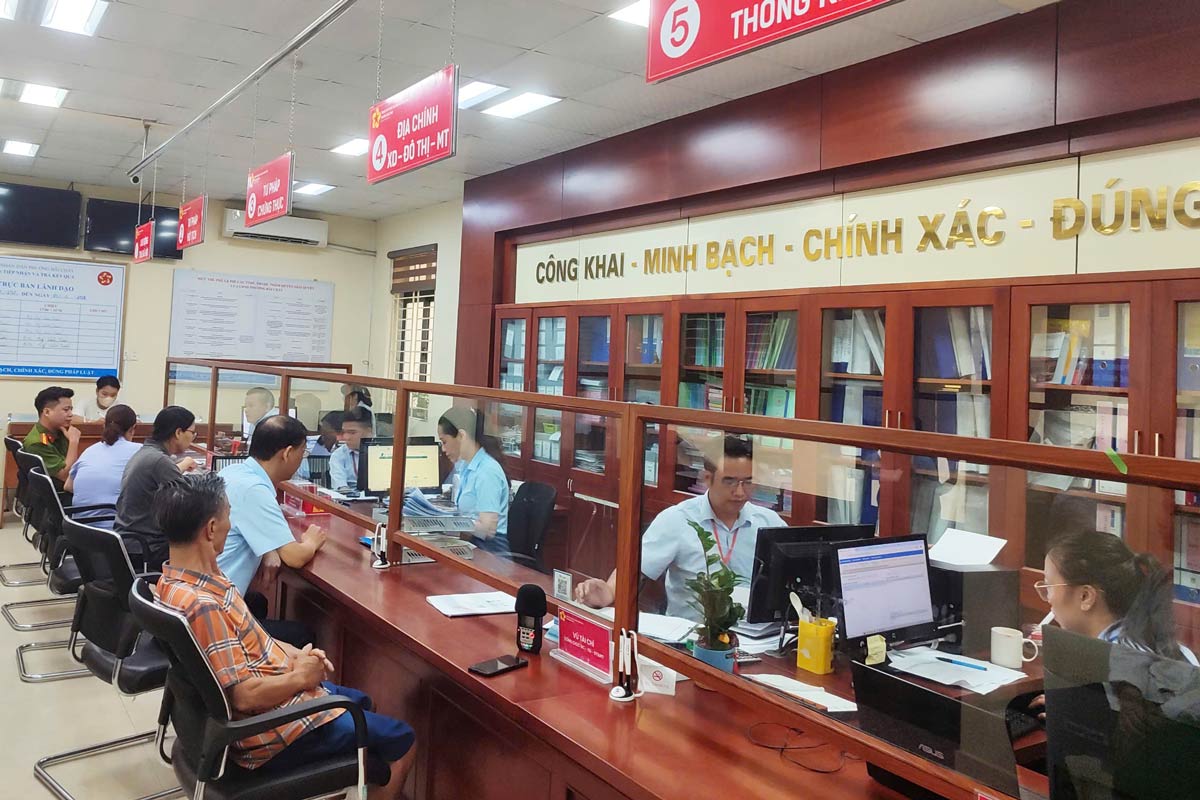 Receive the settlement of administrative procedures at the Headquarters of the People's Committee of the new Bai Chay Ward, Quang Ninh Province. Photo: Dieu Hoang