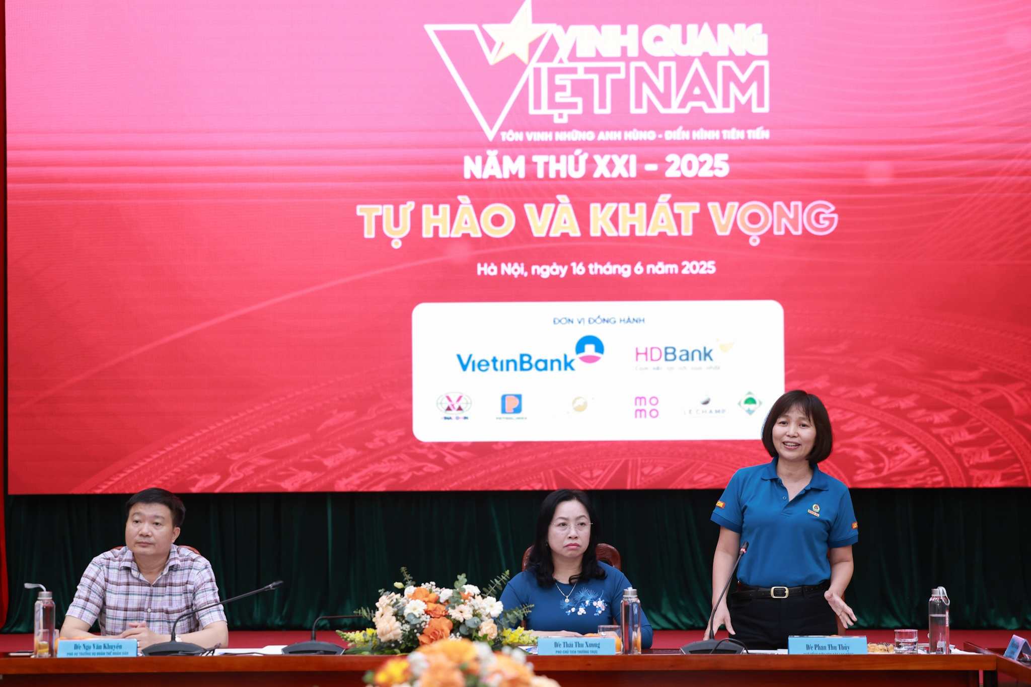 Ba Phan Thu Thuy - Pho Tong bien tap Bao Lao Dong tra loi bao chi ve mot so noi dung tai Chuong trinh Vinh quang Viet Nam nam 2025. Anh: Hai Nguyen