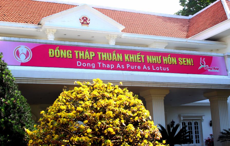 Van phong UBND tinh Dong Thap cong bo duong day nong huong dan ve hoat dong cua Trung tam phuc vu hanh chinh cong va thuc hien chinh quyen 2 cap. Anh: Thanh Mai