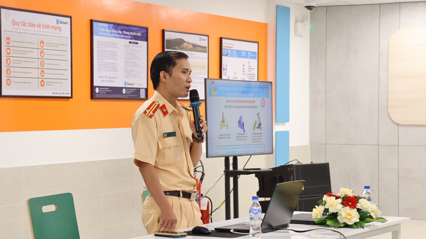 El teniente coronel Nguyen Chi Thanh, capitan adjunto de la propaganda, investigacion, transporte y manejo de violaciones de trafico - Departamento de Policia de Trafico de la Policia de Quang Ngai - Difusion de la ley sobre la seguridad del trafico para mas de 100 miembros en Bekaert Co., Ltd. (Vietnam). Foto: Quang Khanh