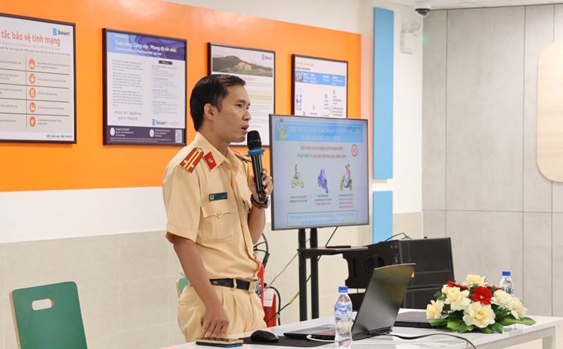 Lieutenant Colonel Nguyen Chi Thanh, Deputy Captain of the Propaganda, Investigation, Accident Resolution and Traffic Violation Handling Team - Traffic Police Department of Quang Ngai Provincial Police - disseminated traffic safety laws to over 100 union members at Bekaert Company Limited (Vietnam). Photo: Quang Khanh