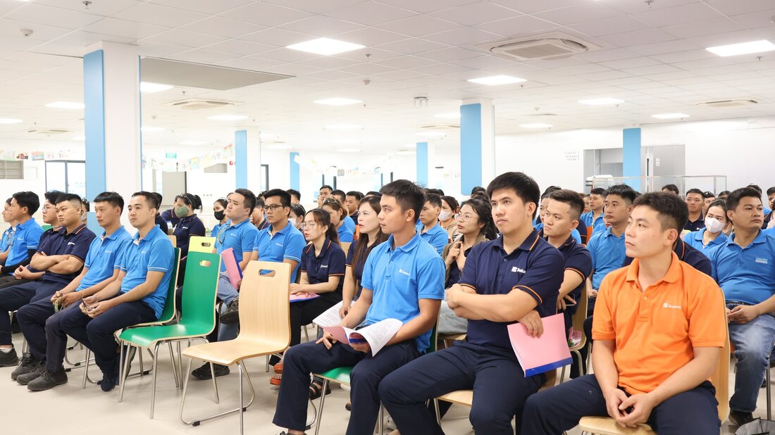 Hon 100 doan vien, nguoi lao dong dang lam viec tai Cong ty TNHH Bekaert (Viet Nam) lang nghe cac quy dinh cua phap luat ve trat tu an toan giao thong. Anh: Quang Khanh