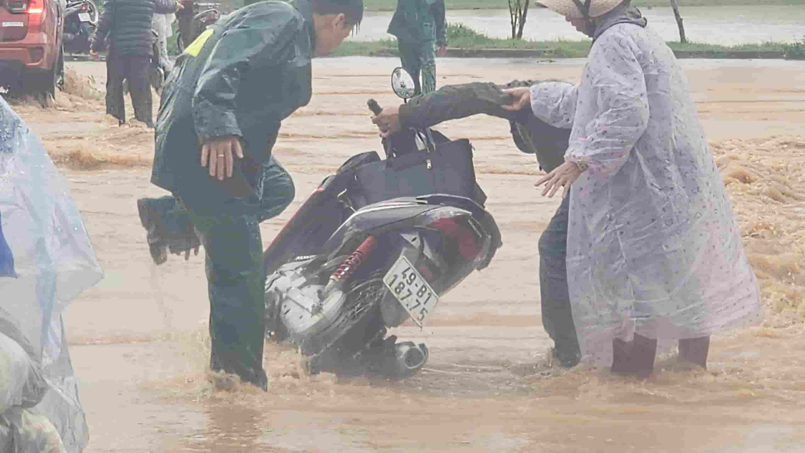 Flooding has caused difficulties for people participating in traffic. Photo: Lam Hong